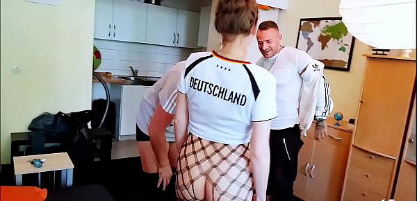  Echter Amateur Dreier - Schlanke Nachbarin Deutsch 18 verführt 2 Typen - German Threesome
